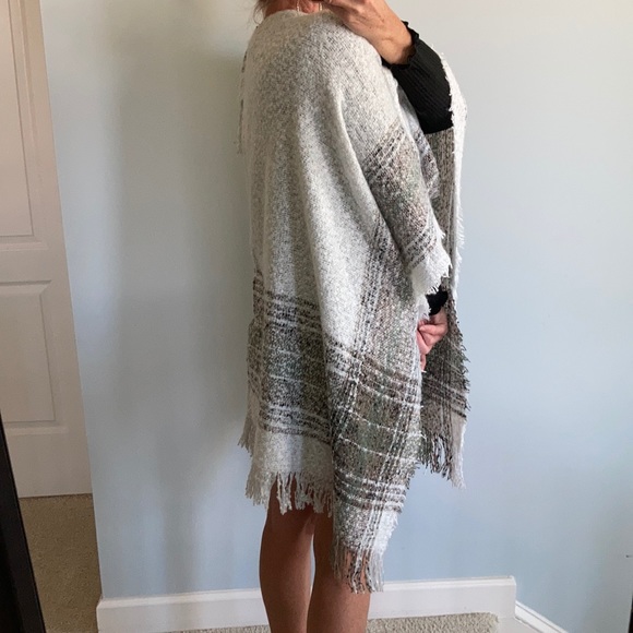 Gorgeous Fringed Shawl/Cape - Picture 7 of 8